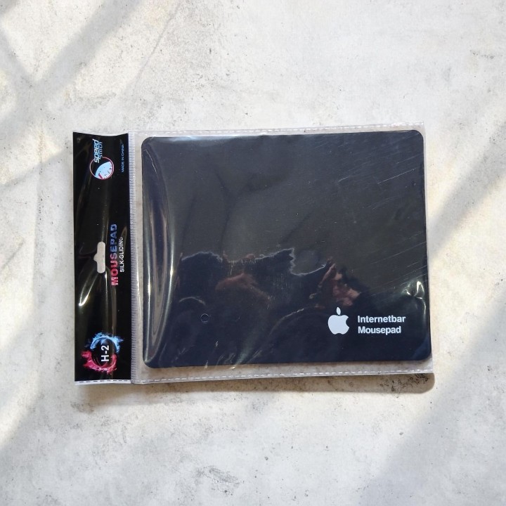 Коврик для мыши черный Apple 18*22 см