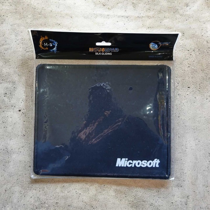 Коврик для мыши черный Microsoft 18*22 см